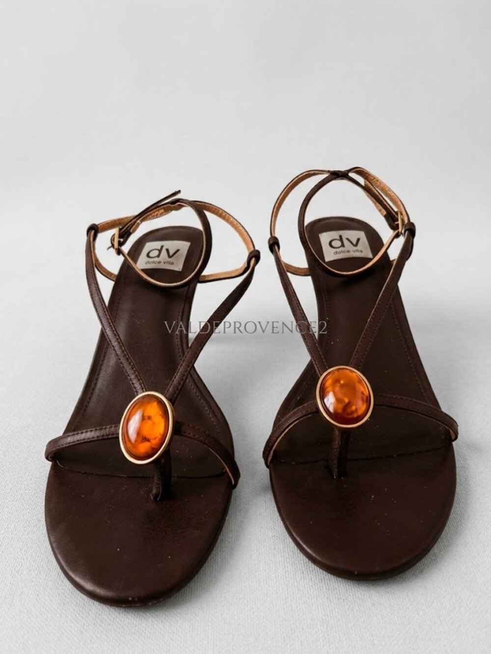 DV Dolce Vita Brown T-Strap Amber Stone Kitten Heel Sandals size 7.5